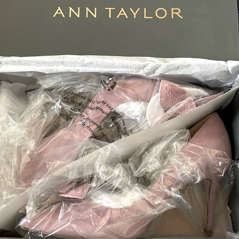 ANN TAYLOR Effie Suede Flower Pump | Size: 6 | Smokey Grape